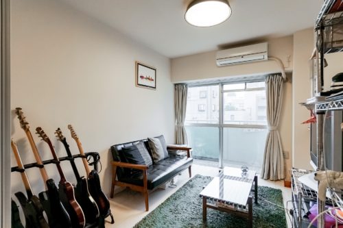 洋室5.6帖、こちらもベランダにつながっていて採光、通風良好です。