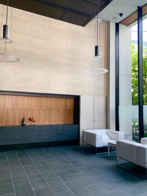 エントランスロビー。ソファくつろぎながら待ち合わせにも。