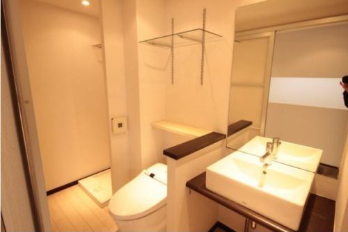 おしゃれな洗面所。トイレは温水洗浄便座