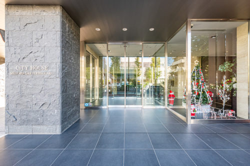 ガラス張りで開放感のあるホテルライクなエントランス