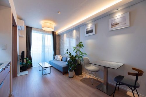 LDKの間接照明と大理石