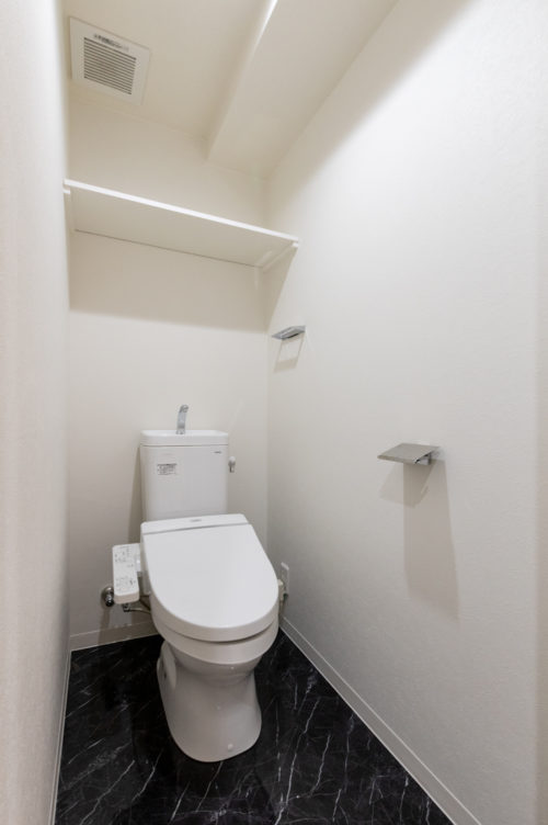 トイレ、上部収納棚あり