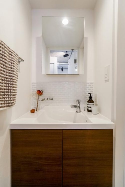 シンプルなデザインの洗面台