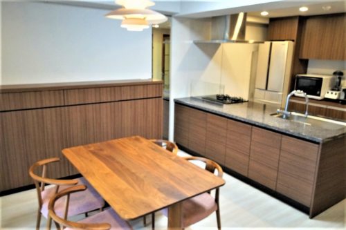 LDK13.0帖。天井エアコン、姿見鏡、豊富な収納棚でくつろぎの空間を。