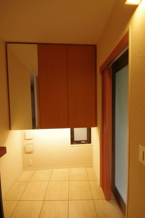 玄関、収納と姿見つき