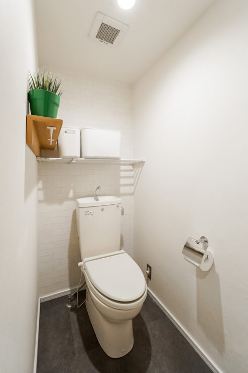 洗面室横のトイレ