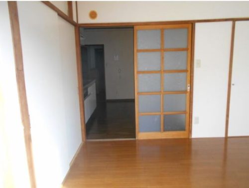 南向きバルコニーにつながる6.0帖、フローリングにリフォーム済、収納あり