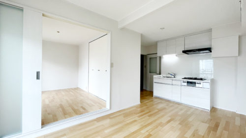 白を基調とした明るい室内