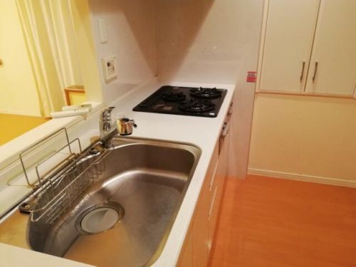 3口コンロ付きキッチン2.8帖。コンロ奥には収納棚あり。