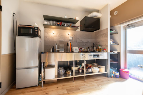 スタイリッシュなステンレスキッチン