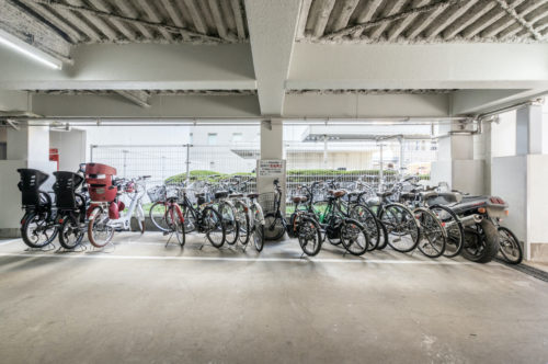 駐輪場、屋内型で雨の日も便利