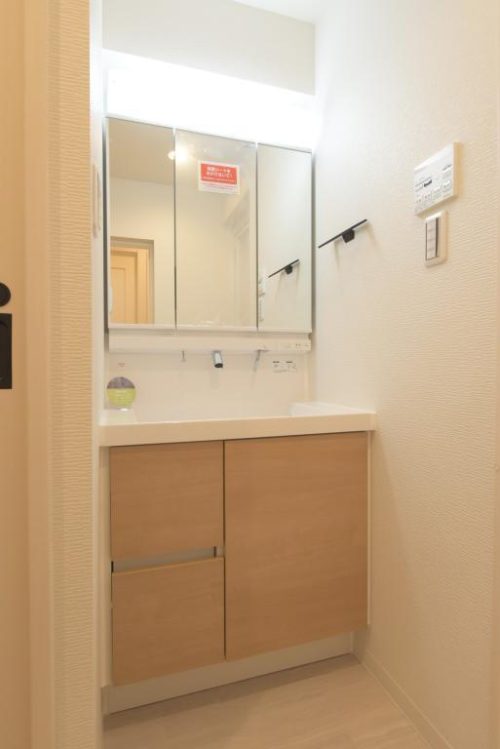 3面鏡付きの独立洗面台