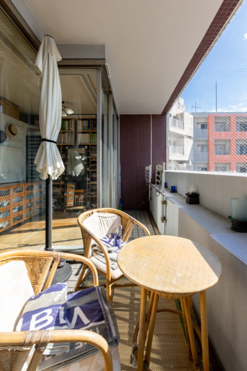 椅子などを置いてテラス席も楽しめるバルコニー