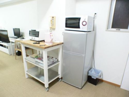 室内、2方向に窓があり換気良好