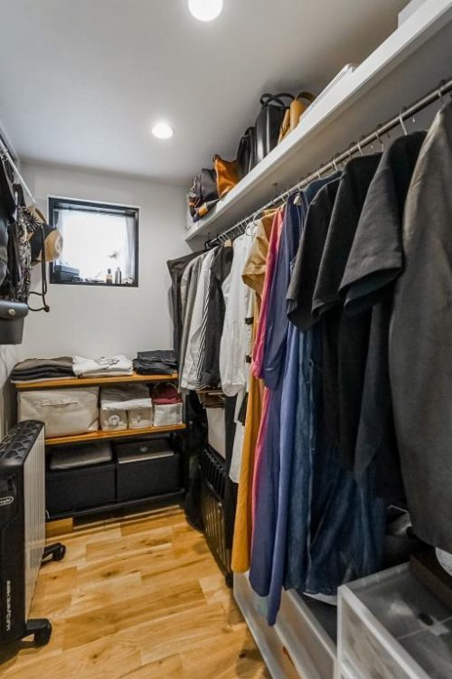 約2帖でたっぷり収納できるウォークインクローゼット