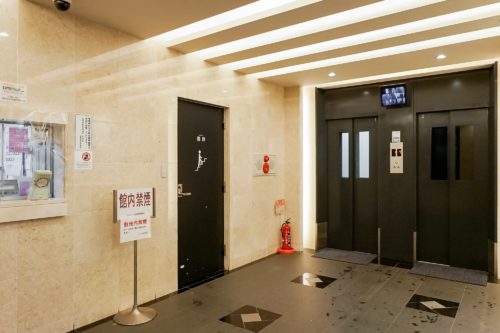 エレベーター内に防犯カメラあり