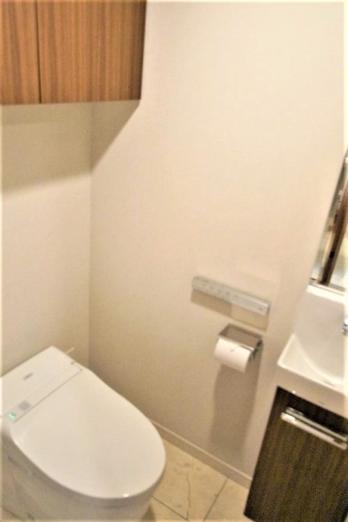 タンクレストイレ。手洗い場、洗浄機能付き。