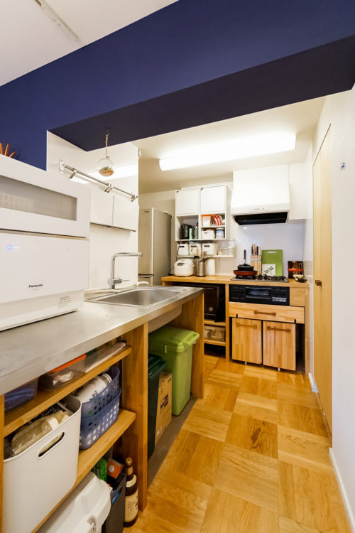 キッチン下部にも収納スペースあり