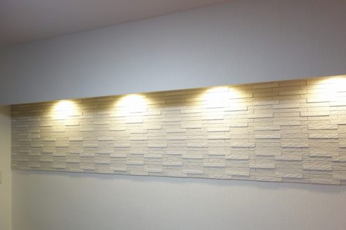 北側洋室のアクセントウォールと間接照明