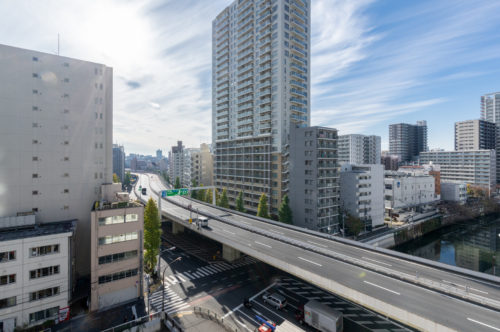 バルコニーからの眺望、首都高側