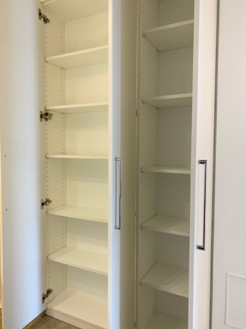 洗面所のリネン庫。タオルなどの収納にぴったりです。