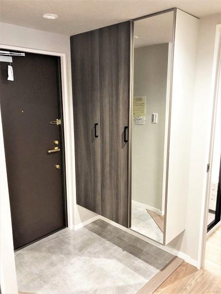 玄関の姿見付き収納