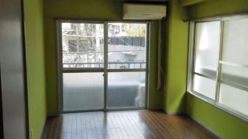 洋室7帖、2面採光、エアコン付き、収納スペース