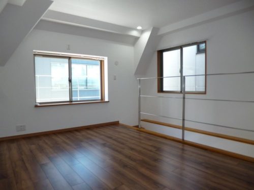 洋室約9帖、2面彩光