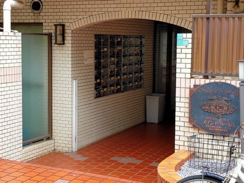 エントランス正面右側より