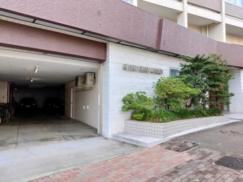 エントランス、駐車場入口