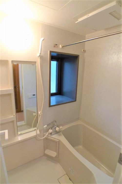 浴室、窓付き