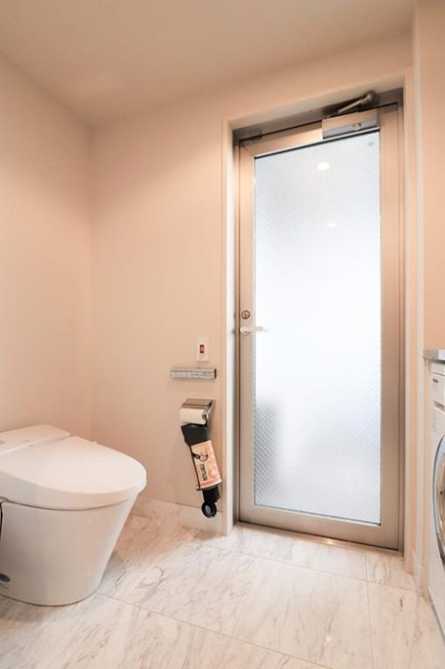 洗面室、トイレとバルコニーへ続くドア