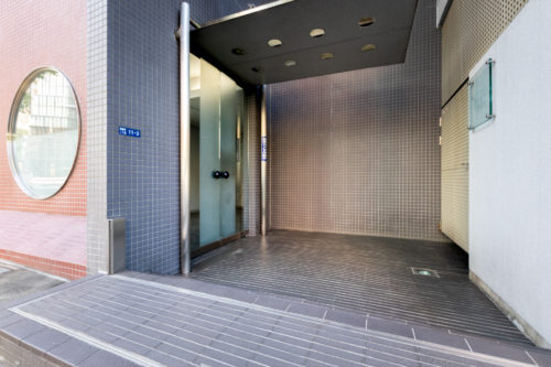 屋根付きエントランス