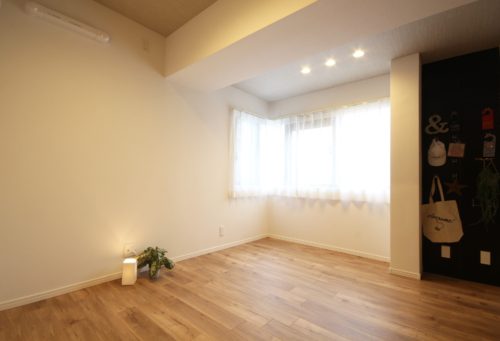 洋室 6.0帖、南東向きの窓