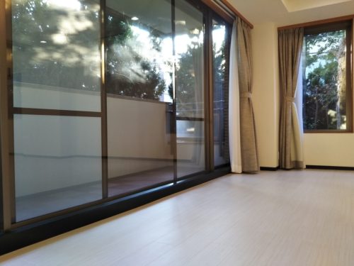 リビングからバルコニーへ