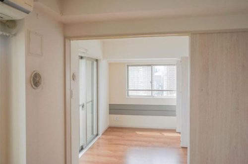 リビングの一部としても利用可能な洋室