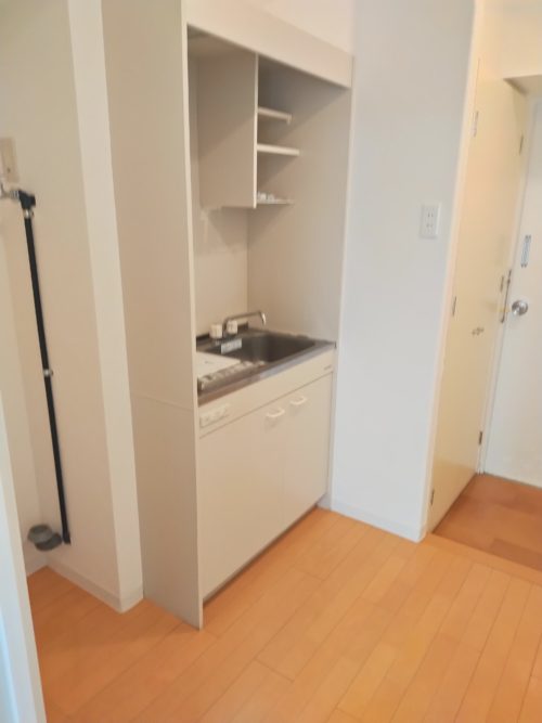 キッチンと玄関前