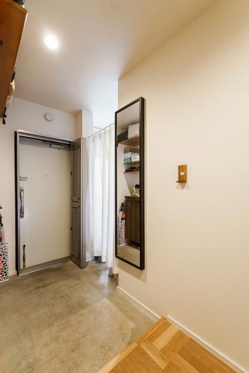 玄関の姿見の横から土間エリアへ