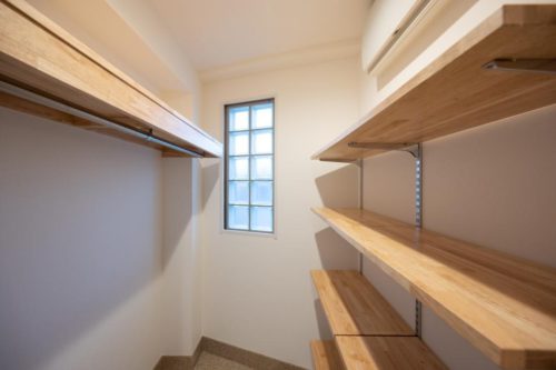 たっぷり収納のSIC、窓があり明るいです