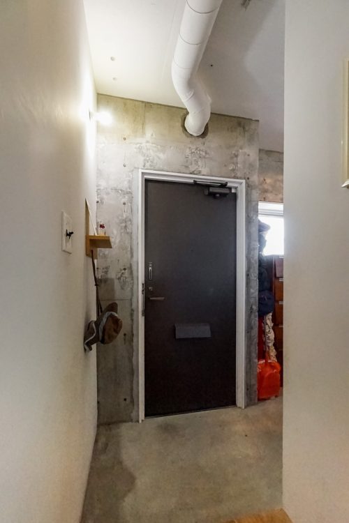 玄関、モルタル使用でお洒落な内装