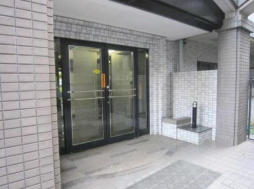 すっきりとしたマンションエントランス