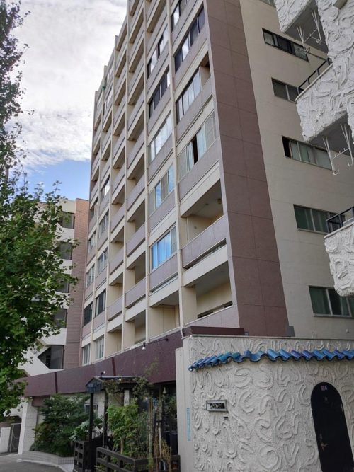 外観、正面右側より