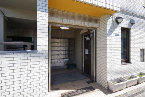 緑豊かで散歩にぴったりの北柏木公園が目の前。コンビニ、スーパー、郵便局なども近隣にそろっています。