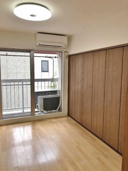 洋室約5.6帖、クローゼット付き、エアコン付き