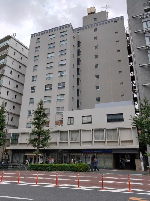 外観、正面右側より