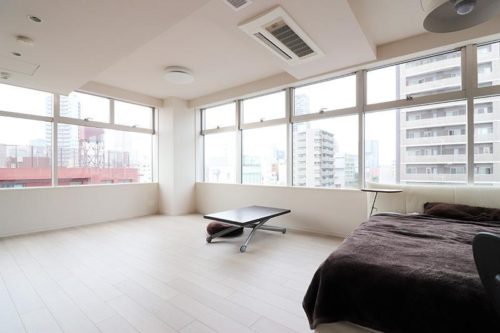 スタジオ14.2帖、床暖房ビルトインエアコン付き