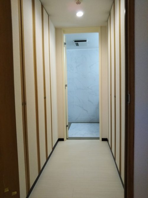主寝室から専用パウダールームへのウォークインクローゼット