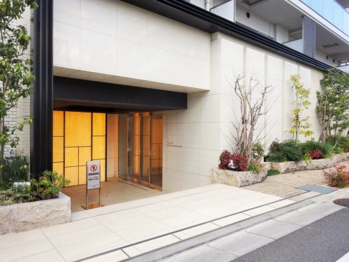 オフホワイトを基調とした明るいタイル貼り