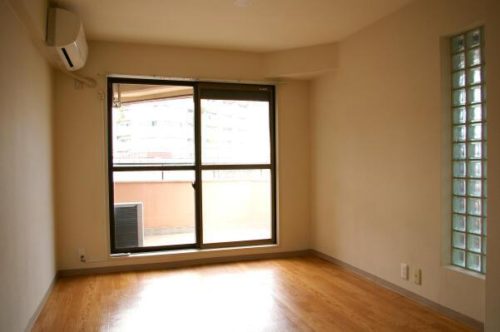 ベッドルーム6.3帖からバルコニーへ