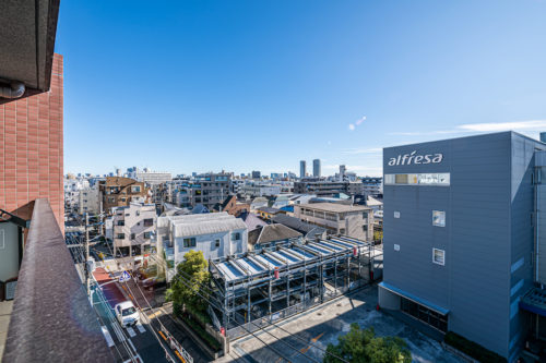 バルコニーからの眺望。植物や椅子を置いてくつろぐのもおすすめです。